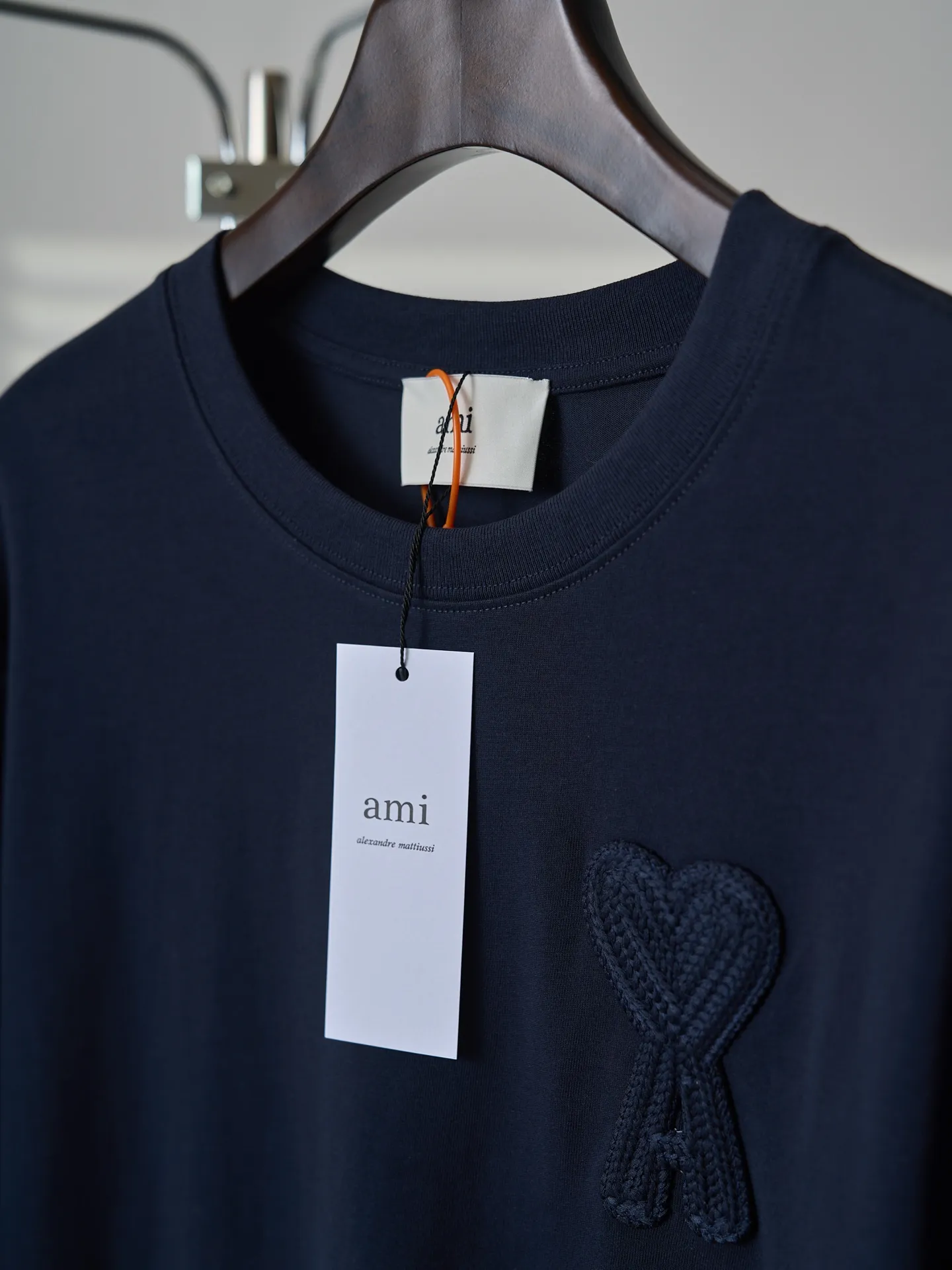 [Real auction] Ami/Ami crochet love short-sleeved T-shirt [In Stock] S M L Adopting imported machine embroidery technology and using advanced computer control systems and precision mechanical components to achieve Ami letter embroidery operations with high precision and smooth and delicate lines. The fabrics have been fermented and washed for better hand feel and texture. Not easy to deform, not easy to shrink, not easy to fade. Maintain long-term beauty and loose fit.